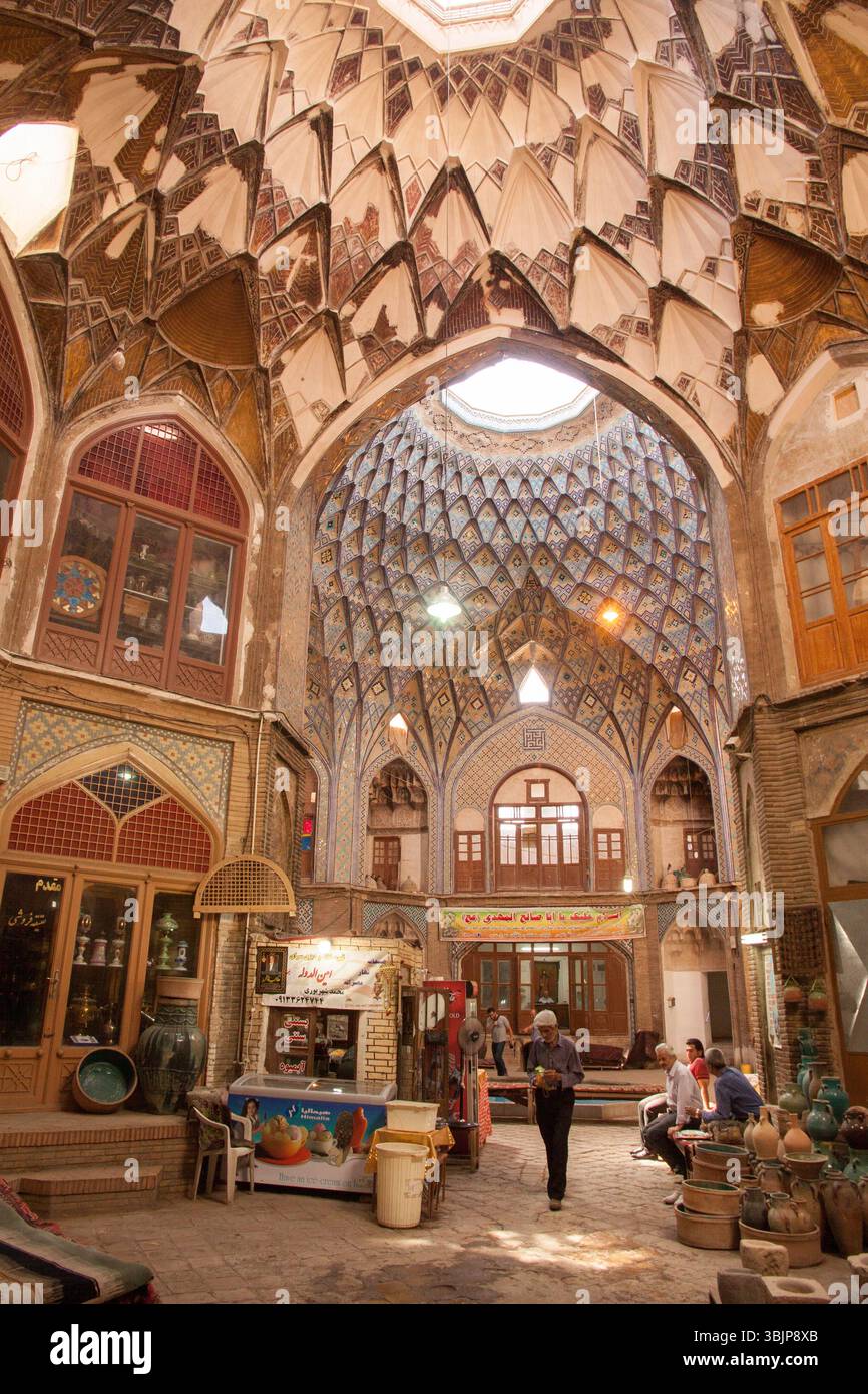 Innenszenen des historischen überdachten Basars in Tabriz, Iran, zeigen das tägliche Leben, traditionellen Handel und alte persische Architektur. Stockfoto Innenszenen des historischen überdachten Basars in Tabriz, Iran, zeigen das tägliche Leben, traditionellen Handel und alte persische Architektur. Stockfoto