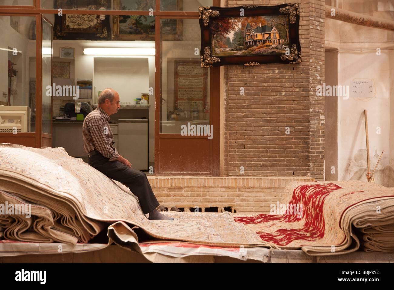 Innenszenen des historischen überdachten Basars in Tabriz, Iran, zeigen das tägliche Leben, traditionellen Handel und alte persische Architektur. Stockfoto Innenszenen des historischen überdachten Basars in Tabriz, Iran, zeigen das tägliche Leben, traditionellen Handel und alte persische Architektur. Stockfoto