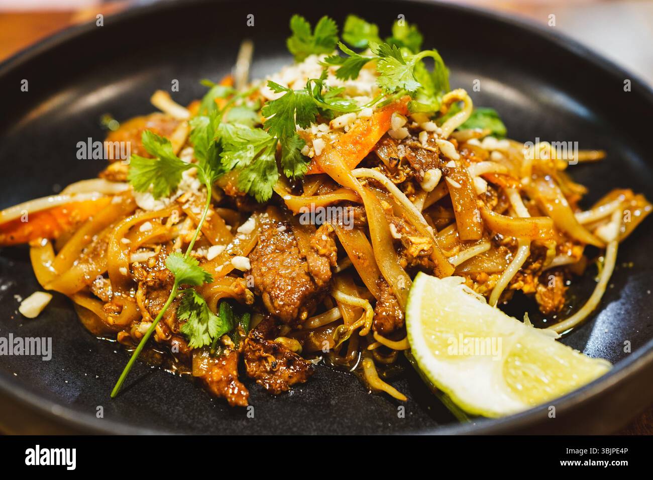 Nahaufnahme von Pad Thai, eines der beliebtesten Gerichte in der thailändischen Küche Stockfoto