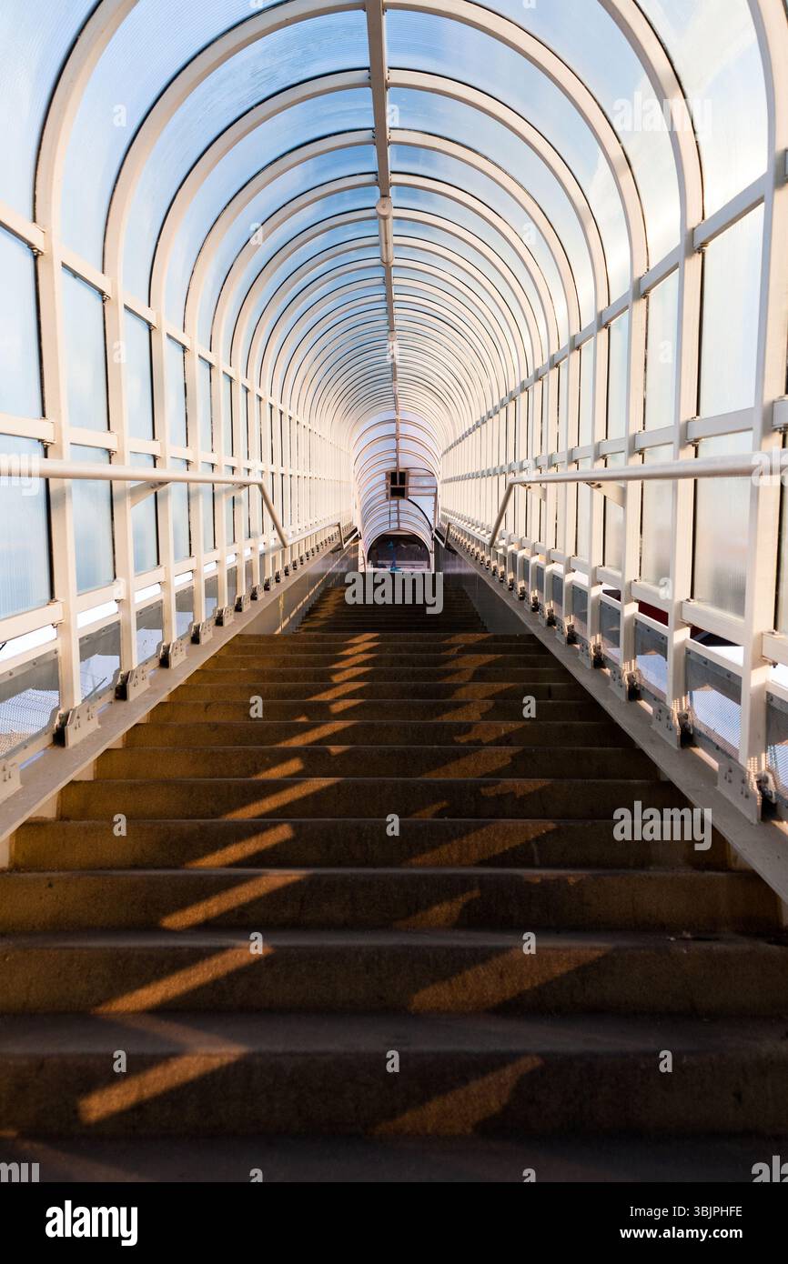 Tunnel mit Treppe nach oben Stockfoto
