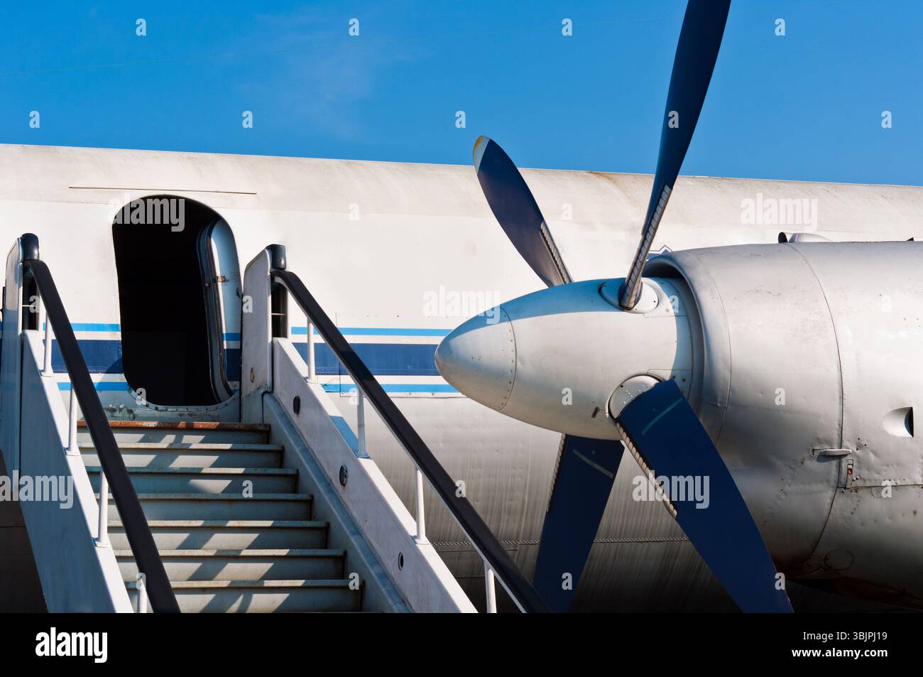 Rampe eines Flugzeugs mit geöffneter Tür Stockfoto