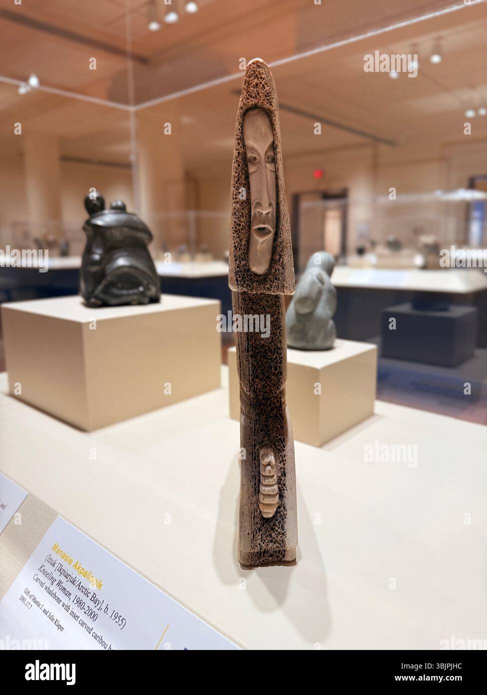 „Kniende Frau“ von Manasie Akpaliapik (Inuk-Künstler), aus der Ausstellung „Stimmen der Arktis“, Eiteljorg Museum, Indianapolis - Smartphone-aufgenommenes Stockfoto