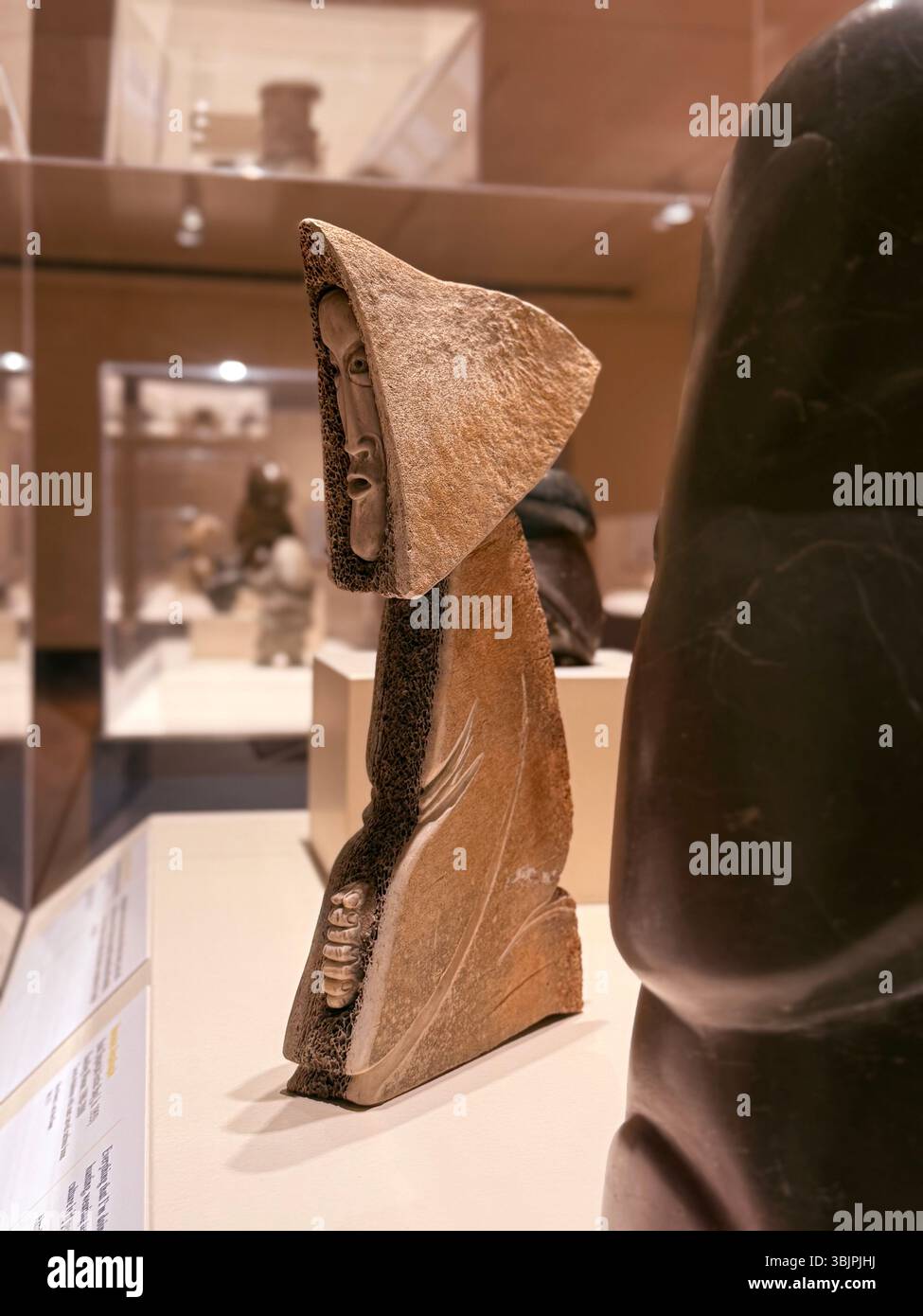 „Kniende Frau“ von Manasie Akpaliapik (Inuk-Künstler), aus der Ausstellung „Stimmen der Arktis“, Eiteljorg Museum, Indianapolis - Smartphone-aufgenommenes Stockfoto