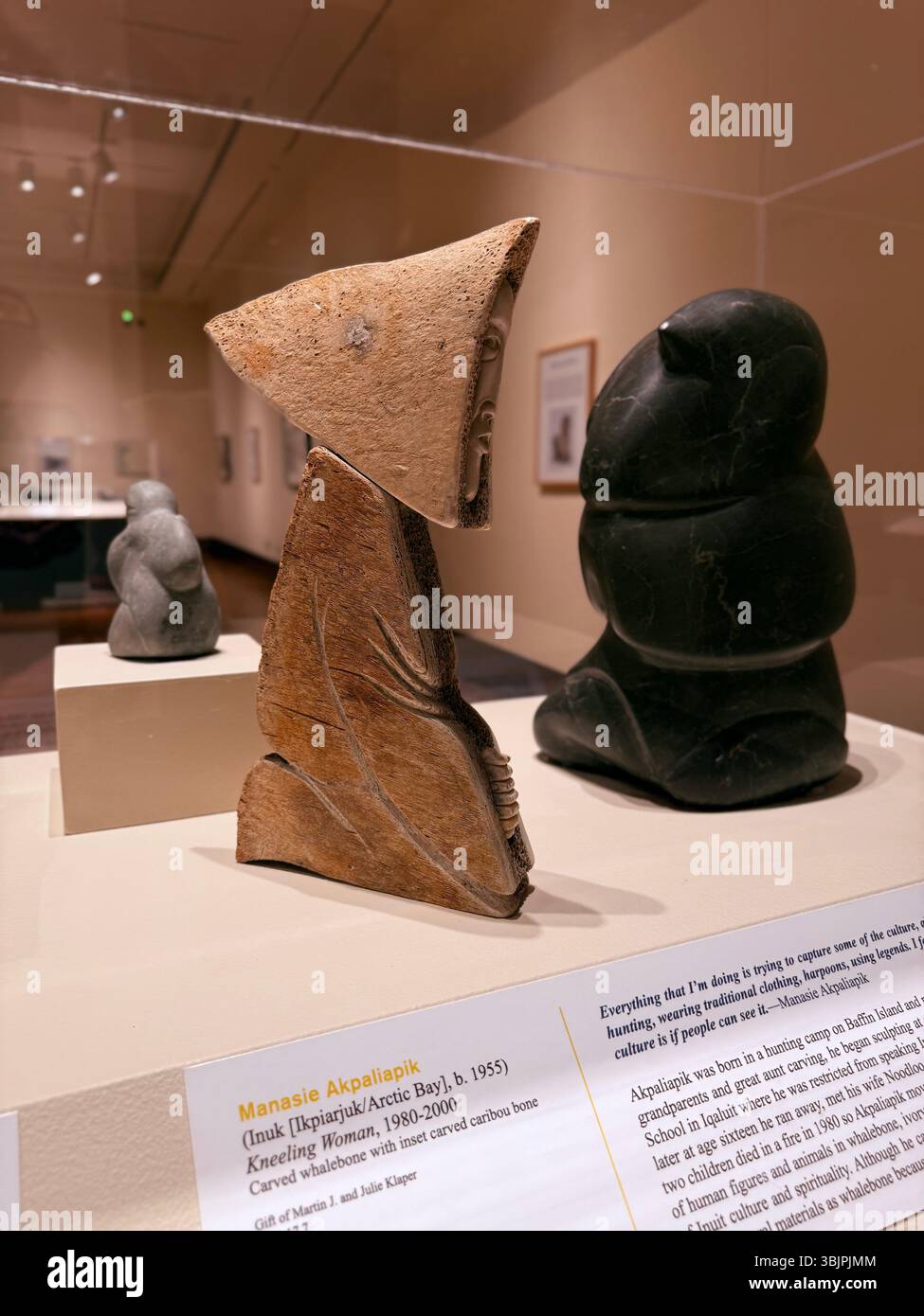„Kniende Frau“ von Manasie Akpaliapik (Inuk-Künstler), aus der Ausstellung „Stimmen der Arktis“, Eiteljorg Museum, Indianapolis - Smartphone-aufgenommenes Stockfoto