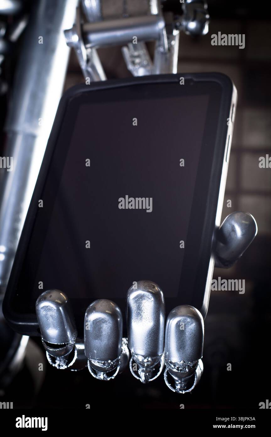 Roboter Hand hält Tablet-pc vor dunklem Hintergrund Stockfoto