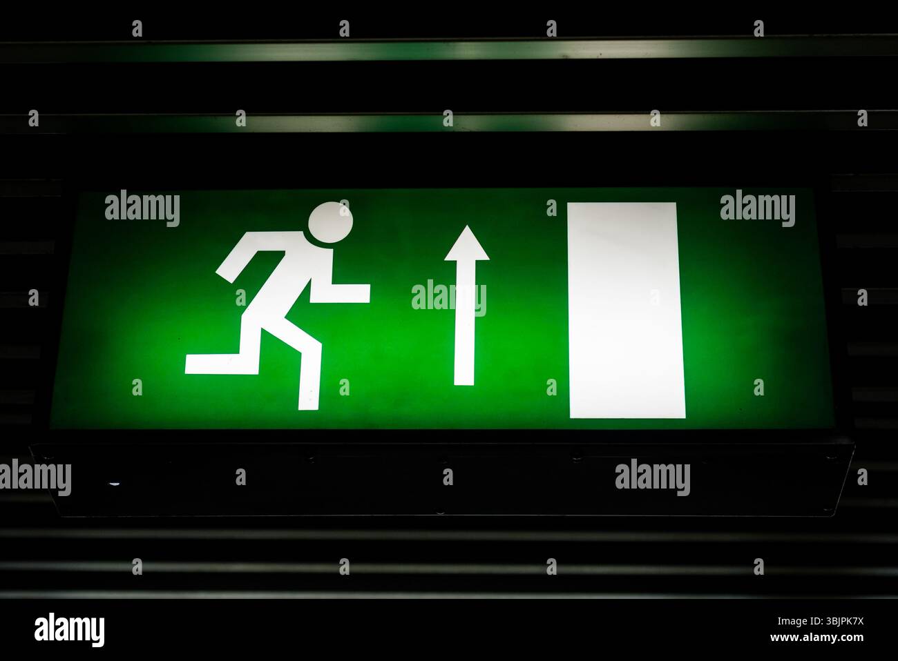 Ausstiegsschild in dunklen Farben auf dem Dach Stockfoto