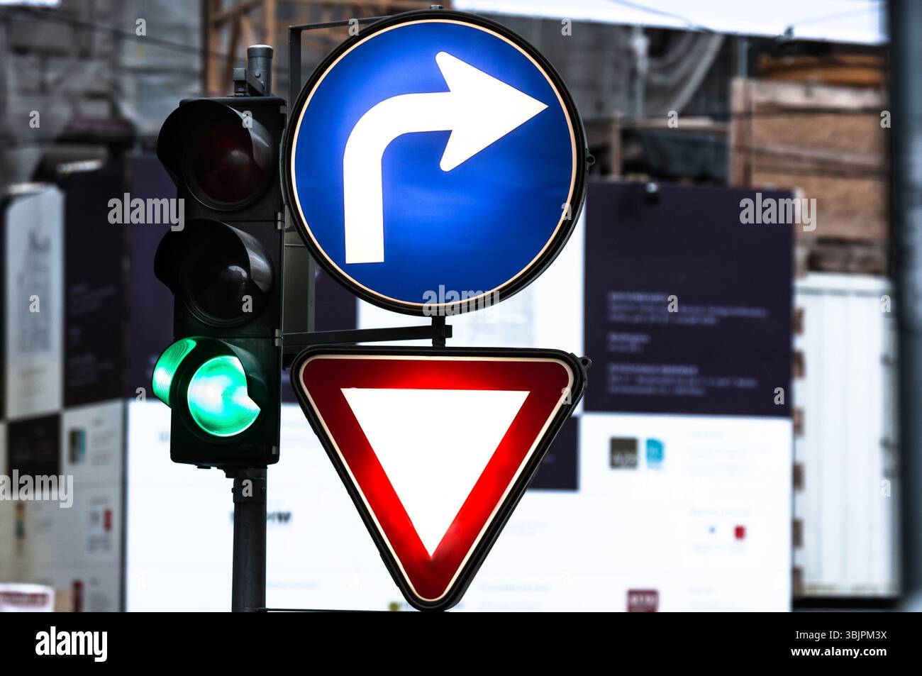 Leuchtende Verkehrsschilder in lebendigen Farben Stockfoto