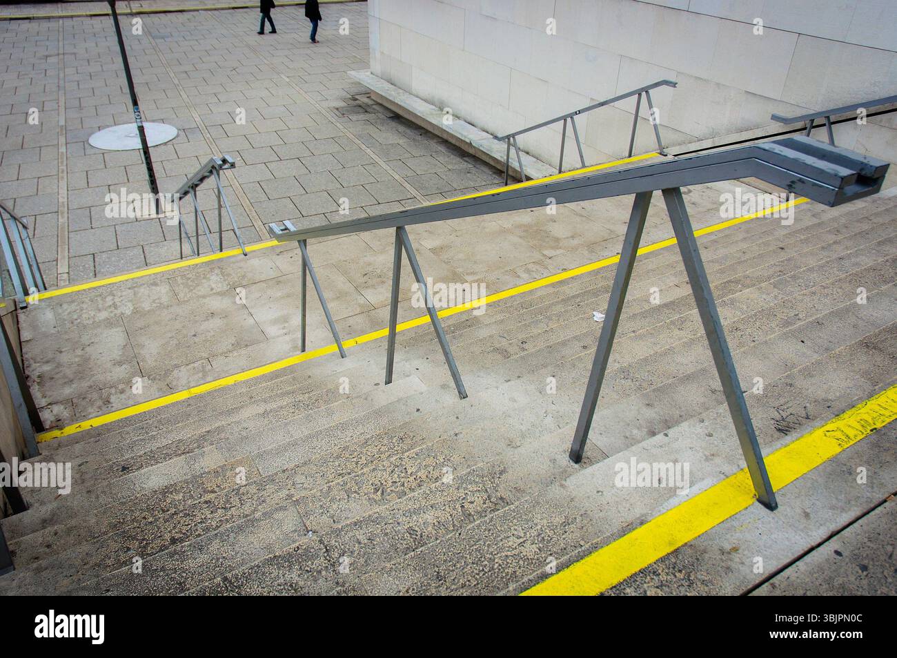 Moderne Treppen mit gelbem Linienwinkel Stockfoto