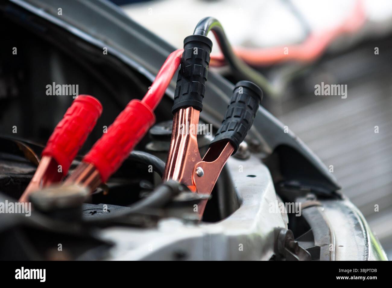 Auto mit Strom durch Kabel laden Stockfoto