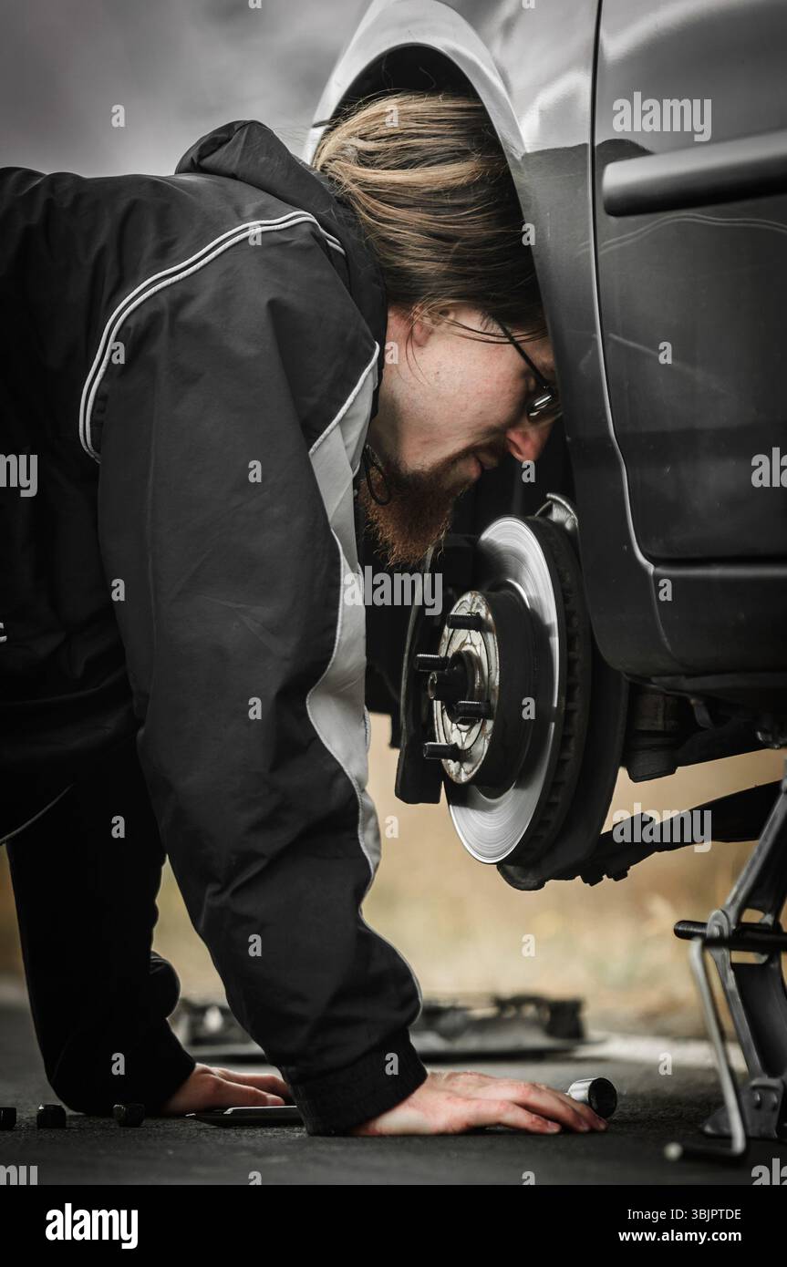 Junger Mann mitten in einer Autowerkstatt Stockfoto