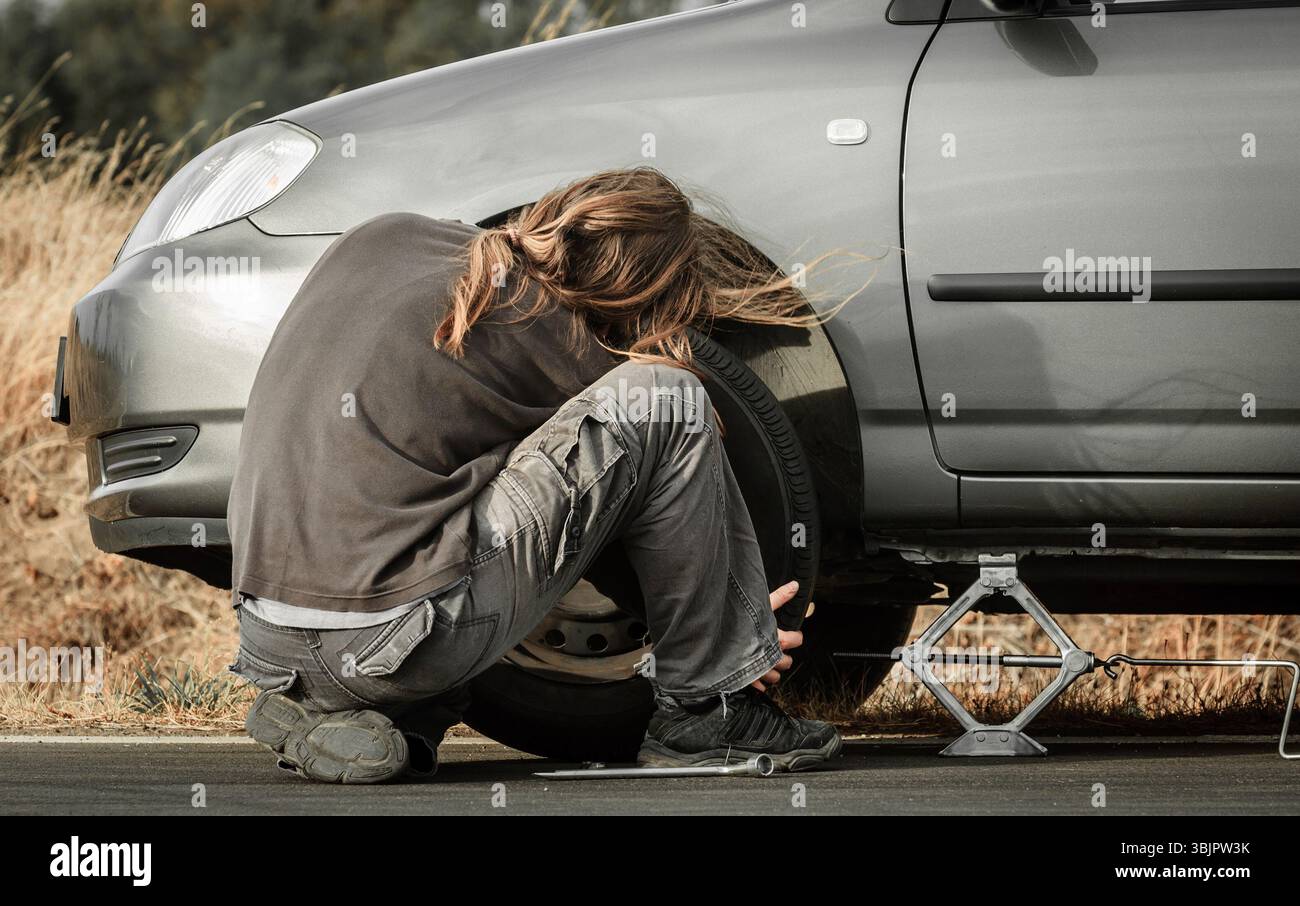 Junger Mann mitten in einer Autowerkstatt Stockfoto