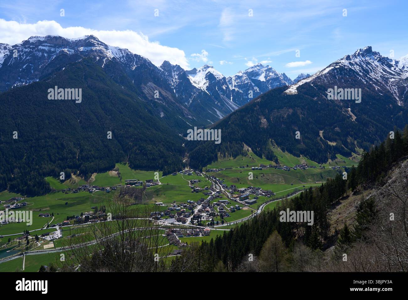 Kampl, Österreich - 19. April 2025 - eine kleine Stadt in einem Alpental zur Osterzeit Stockfoto