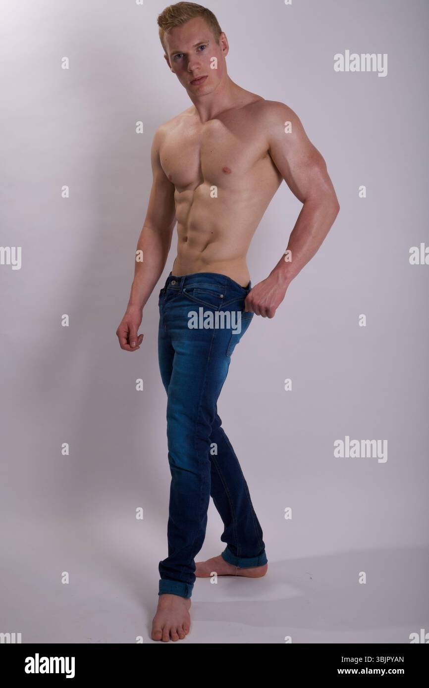 Oben-ohne-Mann mit Jeans Stockfoto