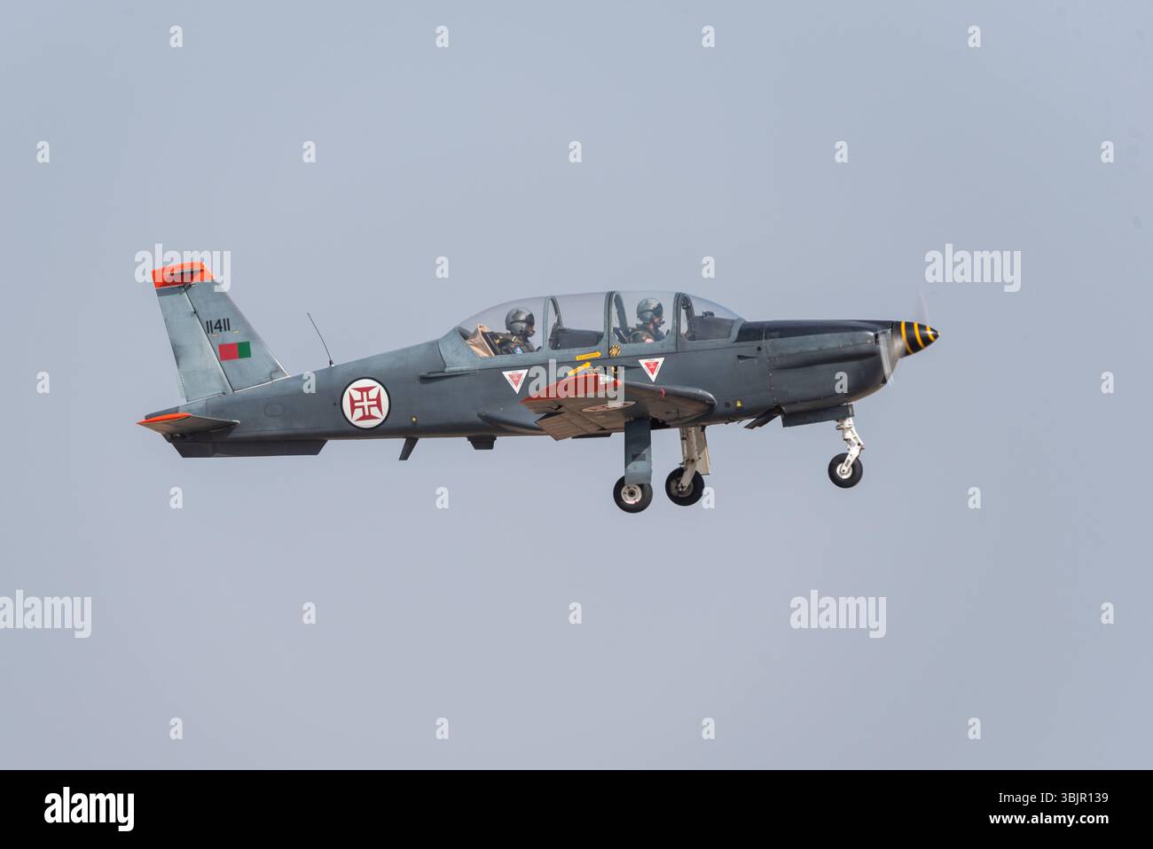 Portugiesisches Flugzeug der Luftwaffe Socata TB-30 Epsilon startet am Flughafen Murcia San Javier, Murcia, Spanien. Militärflugplatz. Stockfoto