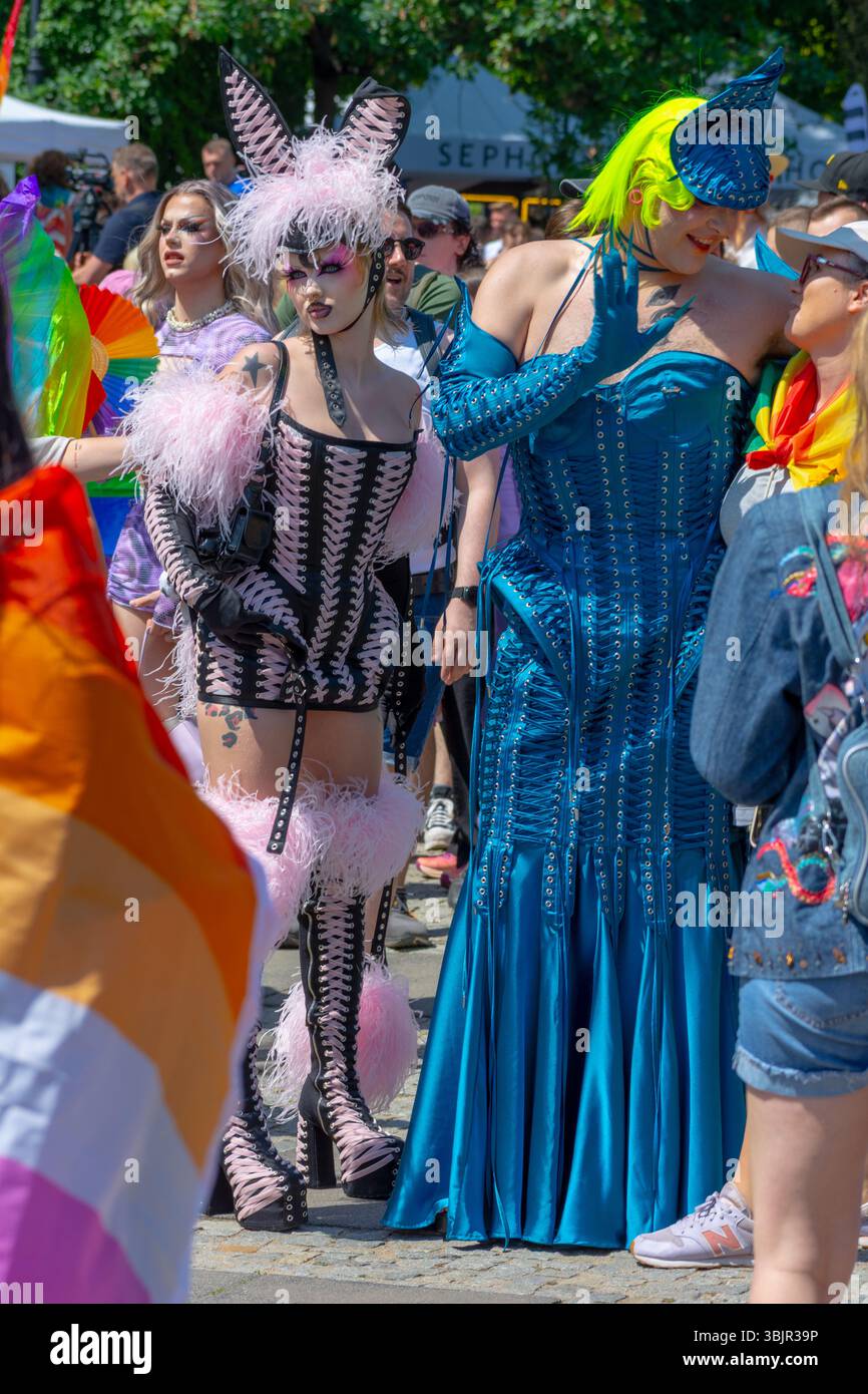 Teilnehmer der Pride Parade in aufwendigen Kostümen marschierten am 14. Juni 2025 am Sephora-Geschäft auf dem Piłsudski-Platz in Warschau, Woiwodschaft Masowien, Polen Stockfoto