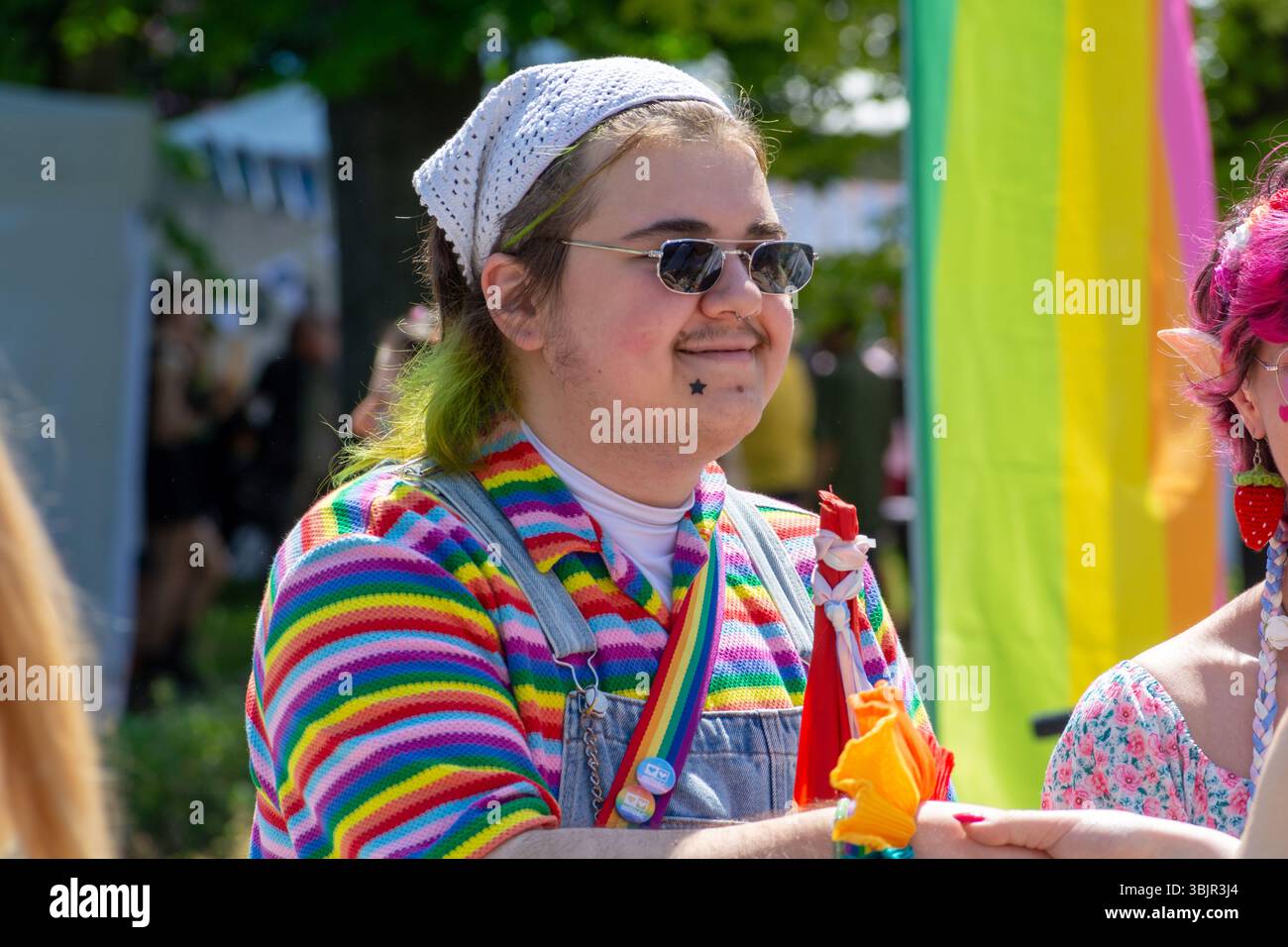 Die Teilnehmer in Regenbogenkleidern schwingen bei der Warschauer Pride Parade in Warschau, Woiwodschaft Masowien, Polen. Juni 2025. Stockfoto