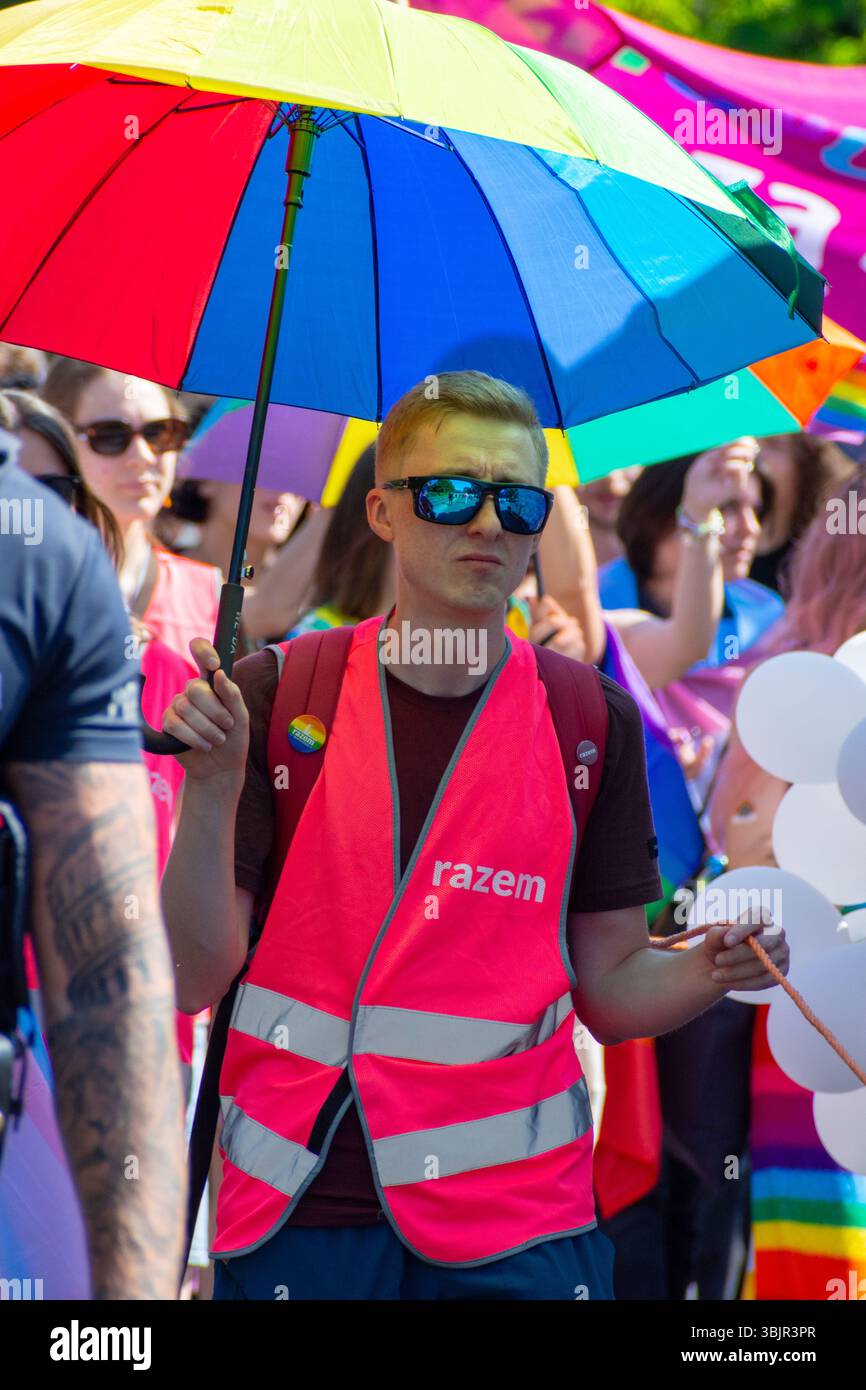 Bei der LGBTQ Pride Parade in Warschau, Woiwodschaft Masowien, Polen, tragen marschierende Regenbogenschirme. Juni 2025. Stockfoto