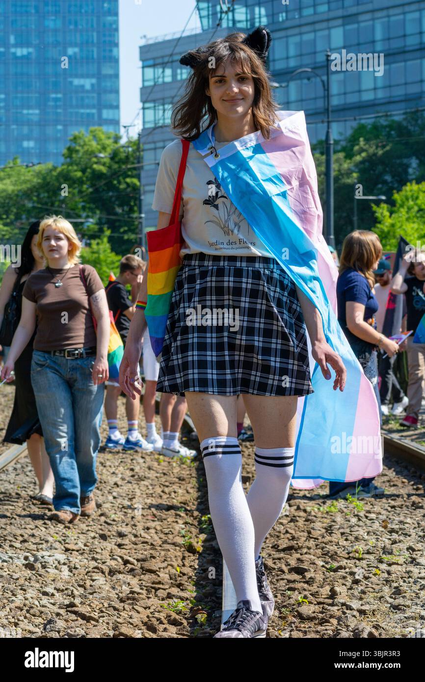 Die Teilnehmer marschieren in der Warschauer Pride-Parade mit Regenbogen- und Transgender-Flaggen. Warschau, Woiwodschaft Masowien, Polen. Juni 2025 Stockfoto