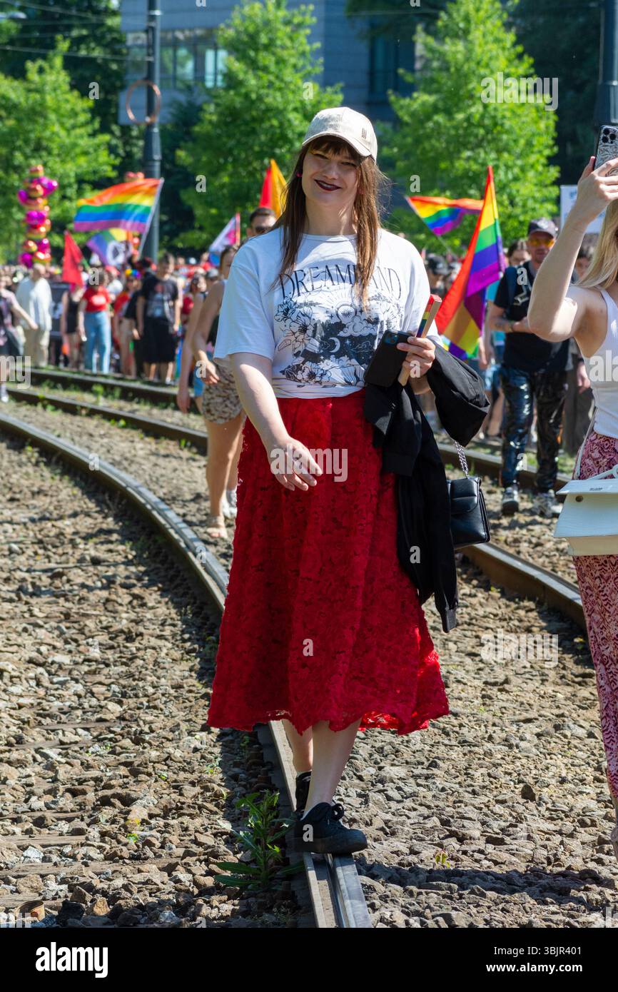 Aktivisten und Teilnehmer marschieren mit Regenbogenfahnen bei der Warschauer Gleichheitsparade in Warschau, Woiwodschaft Masowien, Polen. Juni 2025 Stockfoto