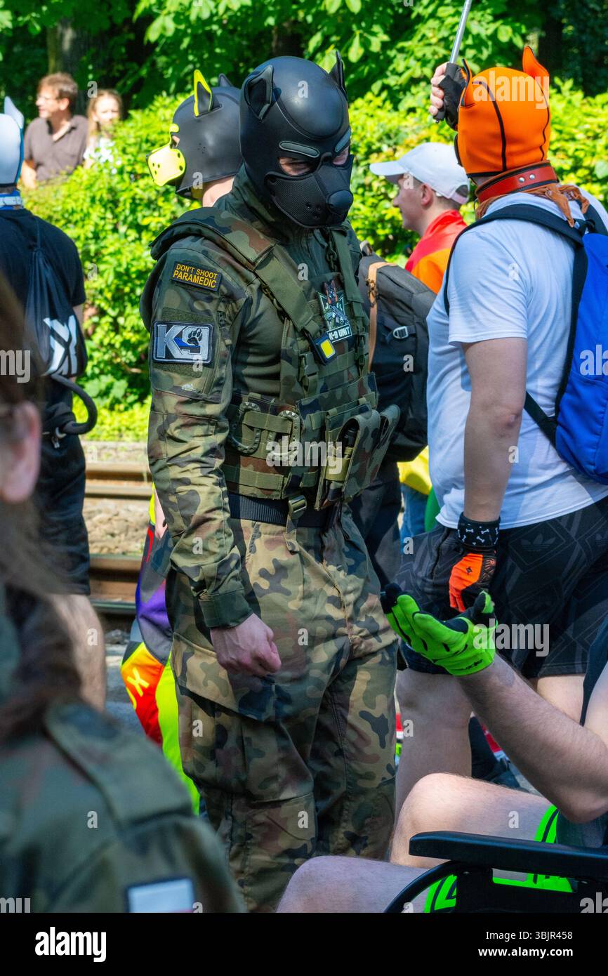Teilnehmer marschieren während der Warschauer Pride Parade in Warschau, Woiwodschaft Masowien, Polen, Juni 2025 Stockfoto