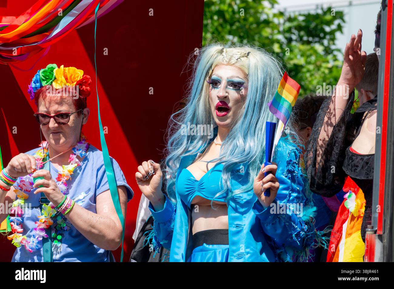 Menschen in Regenbogenkostümen und -Fahnen marschieren bei der Warschauer Pride-Parade auf dem Piłsudski-Platz, Warschau, Woiwodschaft Masowien, Polen, Juni 2025. Stockfoto