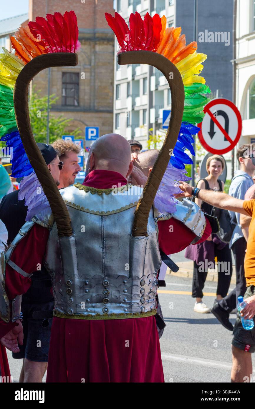 Teilnehmer in Regenbogenflügeln und lebhaften Kostümen marschieren zur Warschauer Pride Parade in Warschau, Woiwodschaft Masowien, Polen, Juni 2025 Stockfoto