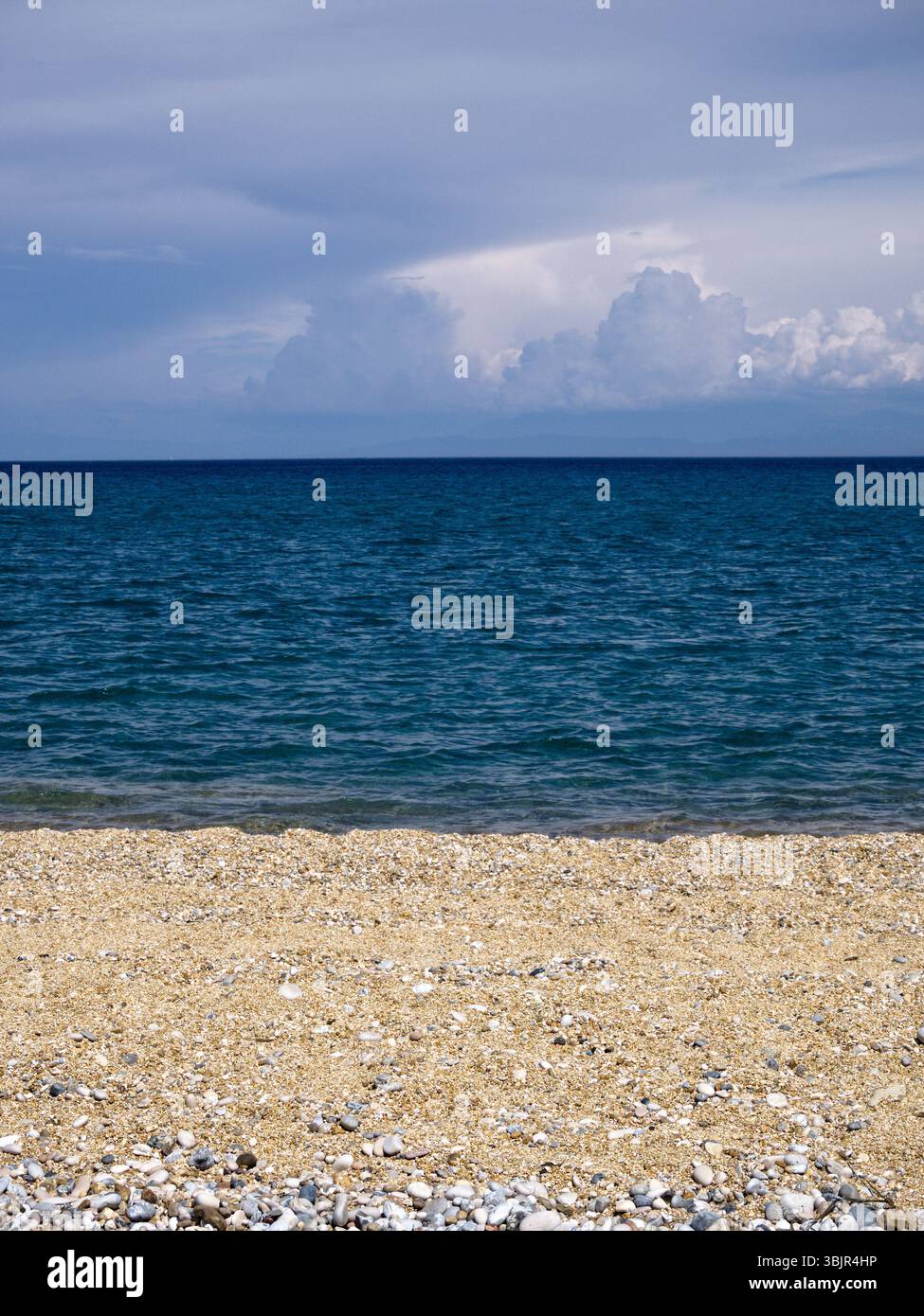 Perfekt komponierte Strandszene mit Sand, Meer und Himmel, die jeweils ein visuelles Drittel bilden und großzügige Kopierflächen und Layoutoptionen bieten. Stockfoto