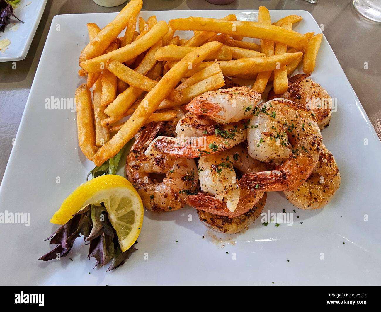 Gegrillte Garnelen und Pommes Frites Stockfoto