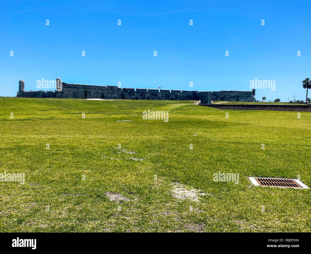 Castillo de San Marcos ist das älteste Mauerwerk der USA. Eine Glasis, ein aufsteigender Boden, wurde in der Nähe des Forts errichtet, um bei der Verteidigung zu helfen - Smartphone-aufgenommenes Stockfoto