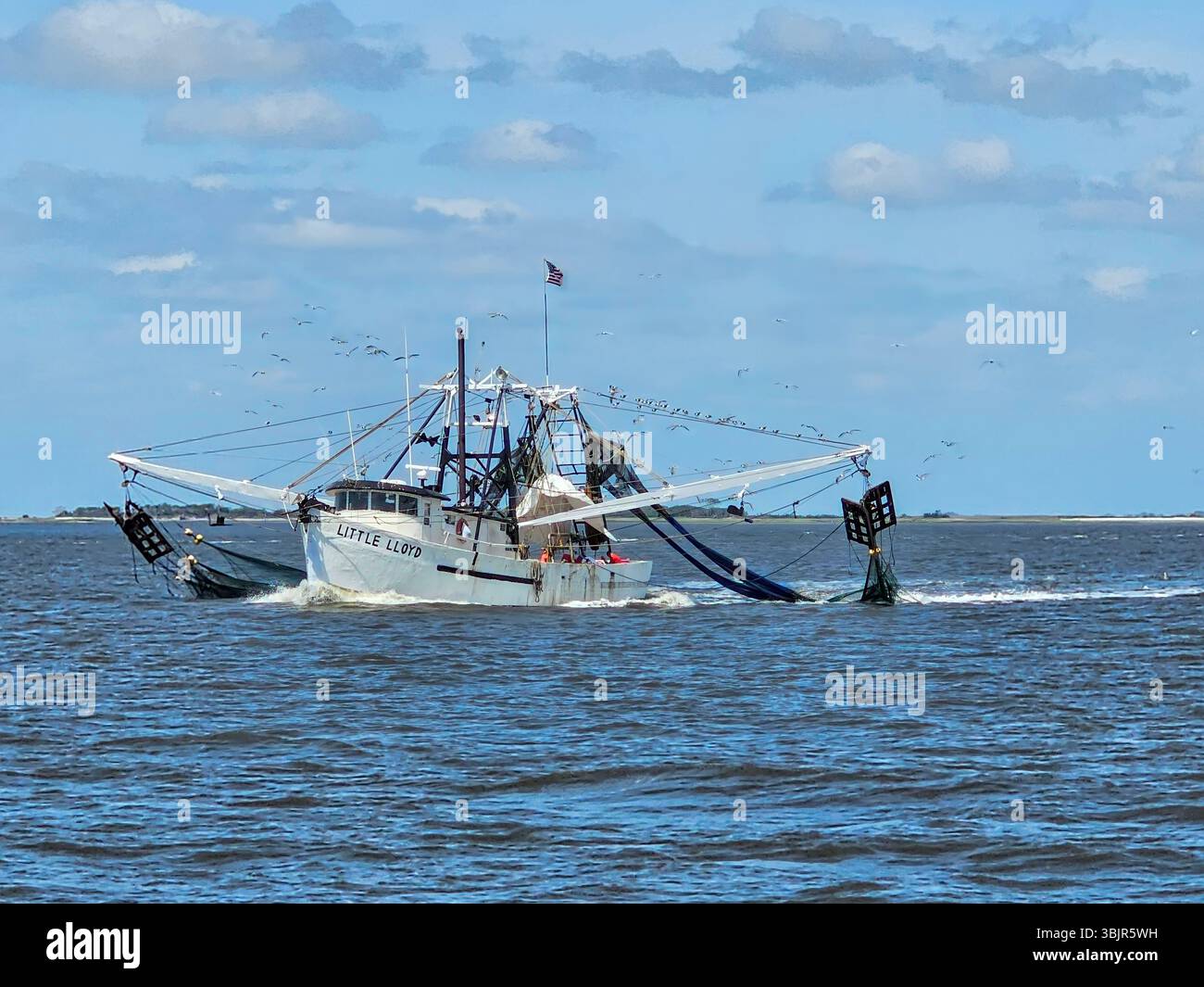 Garnelenboot mit Netzen im St Marys River, Georgia - Smartphone-aufgenommenes Stockfoto