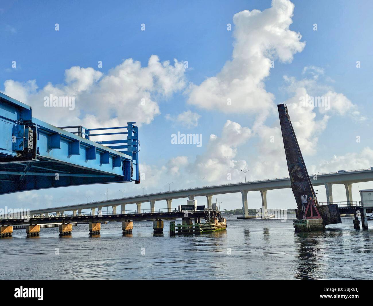 Alte Roosevelt Bridge und Eisenbahnbrücke für Boote in Stuart, Florida - Smartphone-aufgenommenes Stockfoto