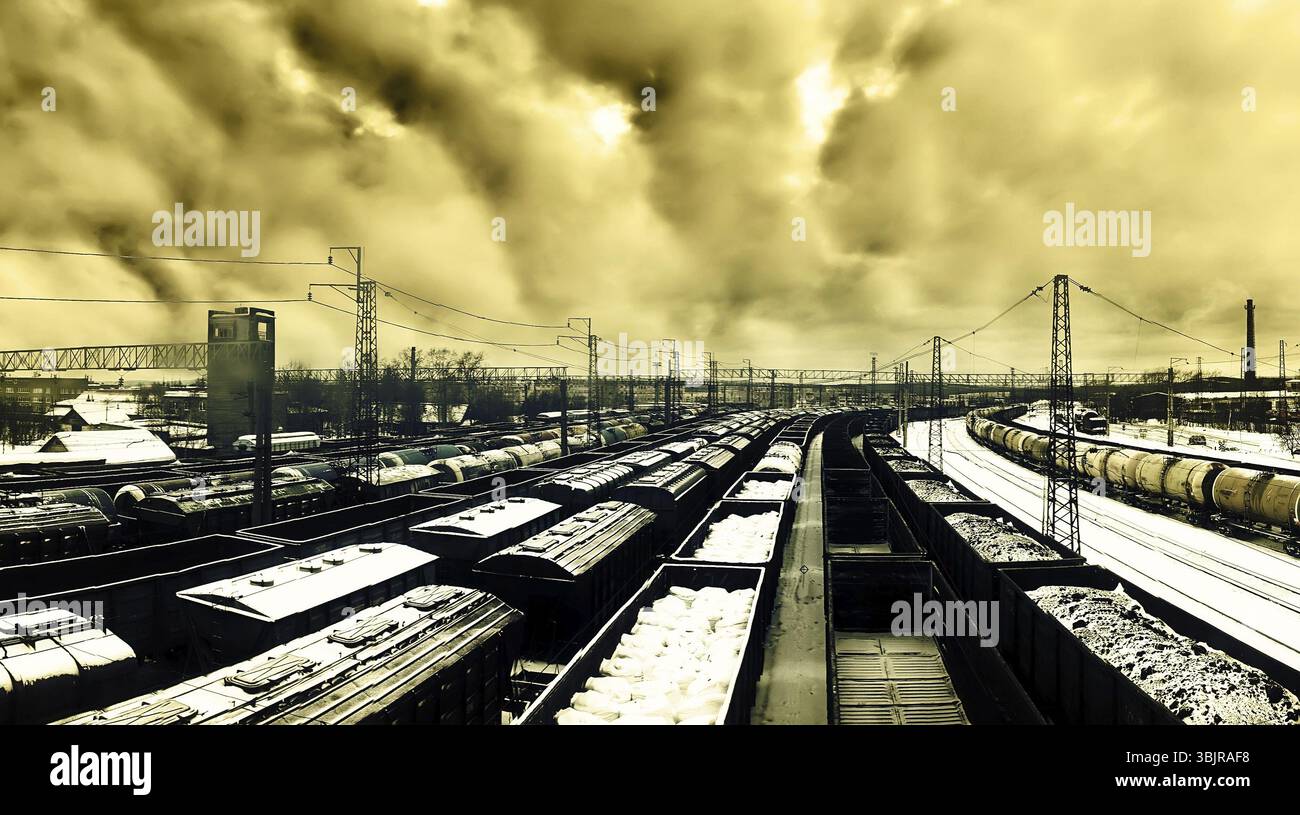 Güterwagen in Frachthafen - Eisenbahnhof. Güterbahnhof Paket Güterzug Güterwagen Stockfoto