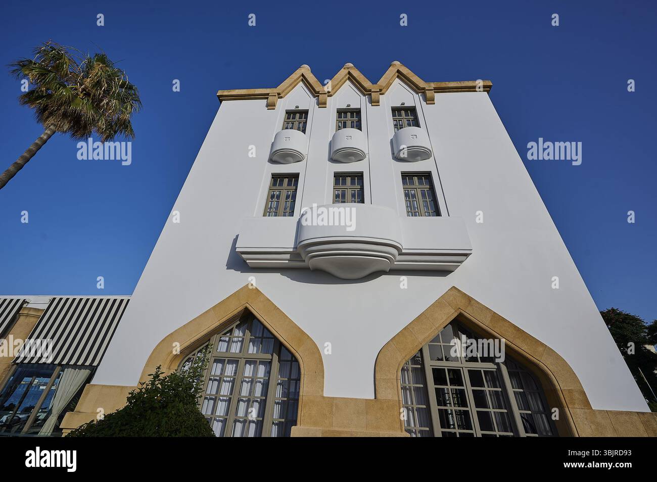 Modernes weißes Gebäude mit Balkonen und Palmen, klare, sonnige Atmosphäre, Boutique Hotel Albergo Gelsomino, 5-Sterne-Hotel, Kos-Stadt, Kos, Dodecanes Stockfoto