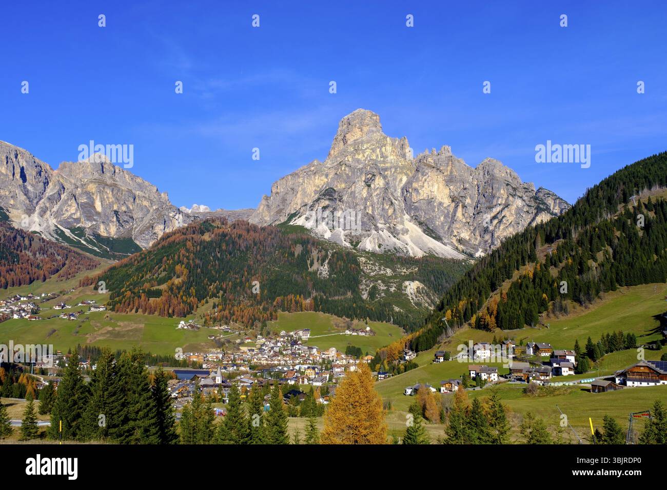 Corvara und Colfosco, mit Sassongher, Alta Badia, Val Badia, Dolomiten, Südtirol, Italien, Europa Stockfoto