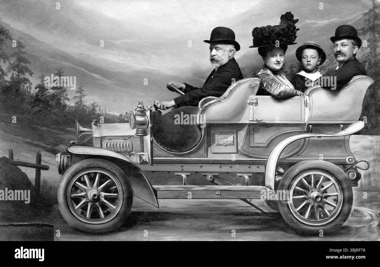 Car Journey Familie, 1910er Jahre, Familie in einem alten Auto mit Hüten, Schwarzweißfoto mit nostalgischem Stil, historisches Foto Stockfoto