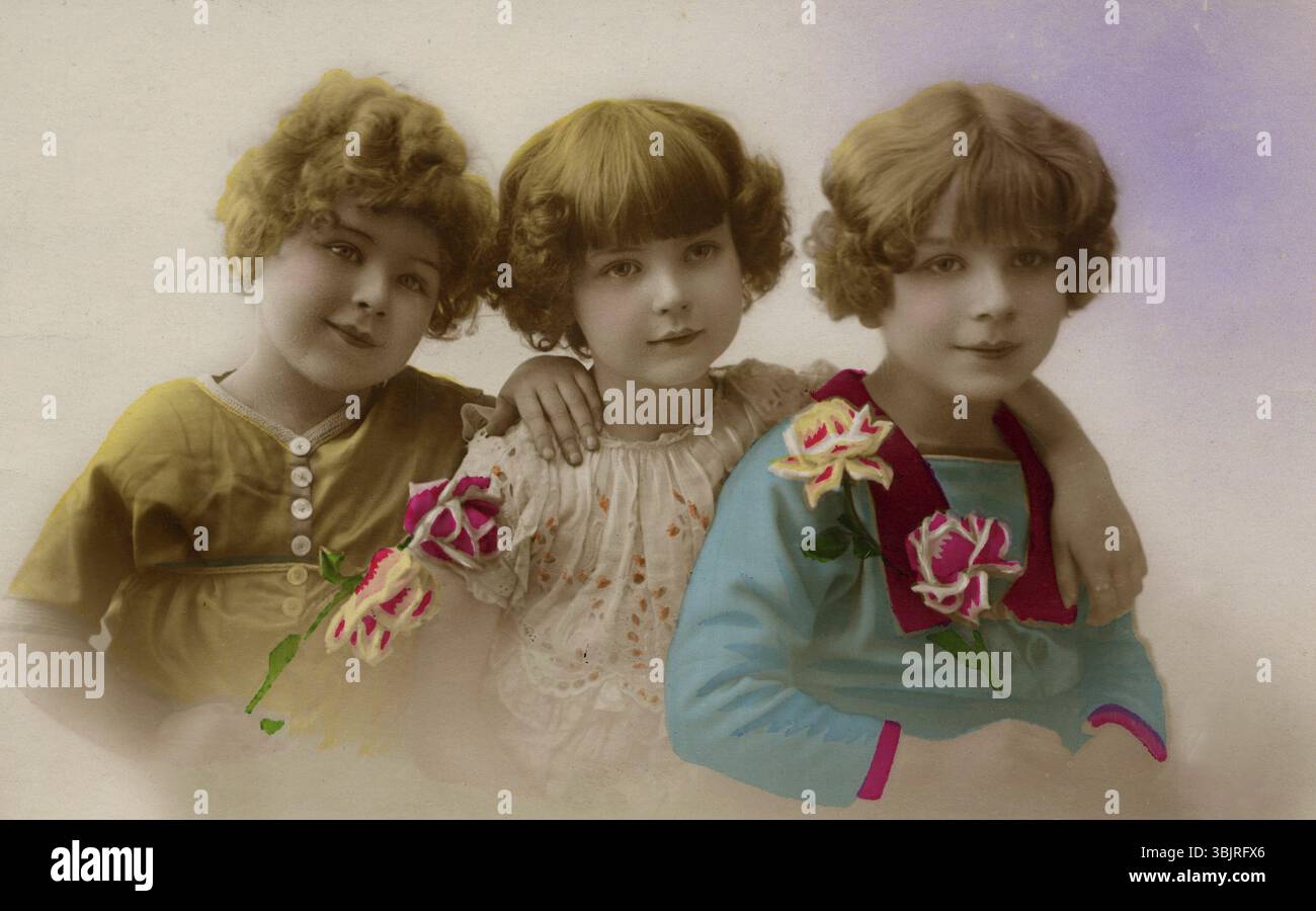 Drei Mädchen, 1920er, drei Mädchen lächeln in pastellfarbenem, nostalgischem Foto, Historisches Foto Stockfoto