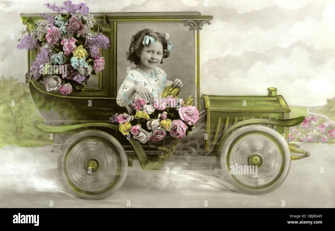 Mädchen im Blumenauto, 1920er Jahre, posiert fröhlich aus einem mit Blumen dekorierten Spielzeugauto, Historisches Foto Stockfoto