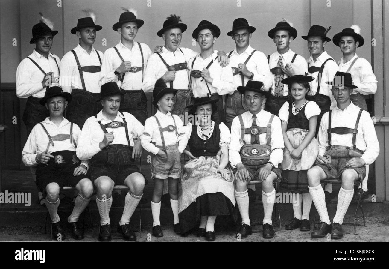 Traditionelle Trachtengruppe Tirolerhut, 1930er Jahre, Eine Gruppe von Männern und einer Frau in traditioneller Tracht posieren für ein Gruppenfoto, Historisches Foto Stockfoto