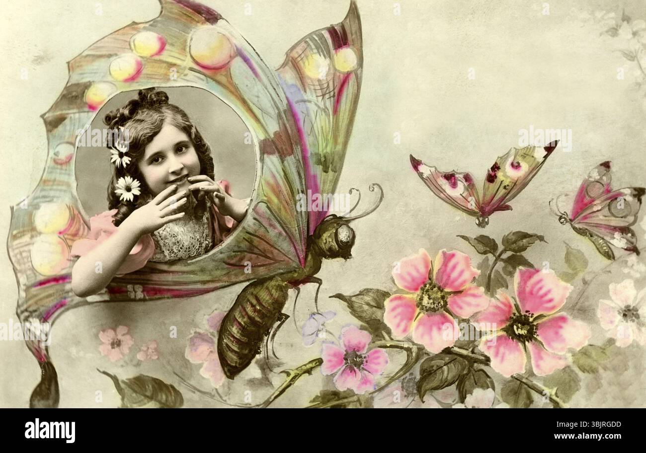 Mädchen in einem Schmetterling, 1930er Jahre, Ein Mädchen in einem Vintage-Porträt umgeben von Schmetterlingen und Blumen in hellen Farben, historisches Foto Stockfoto
