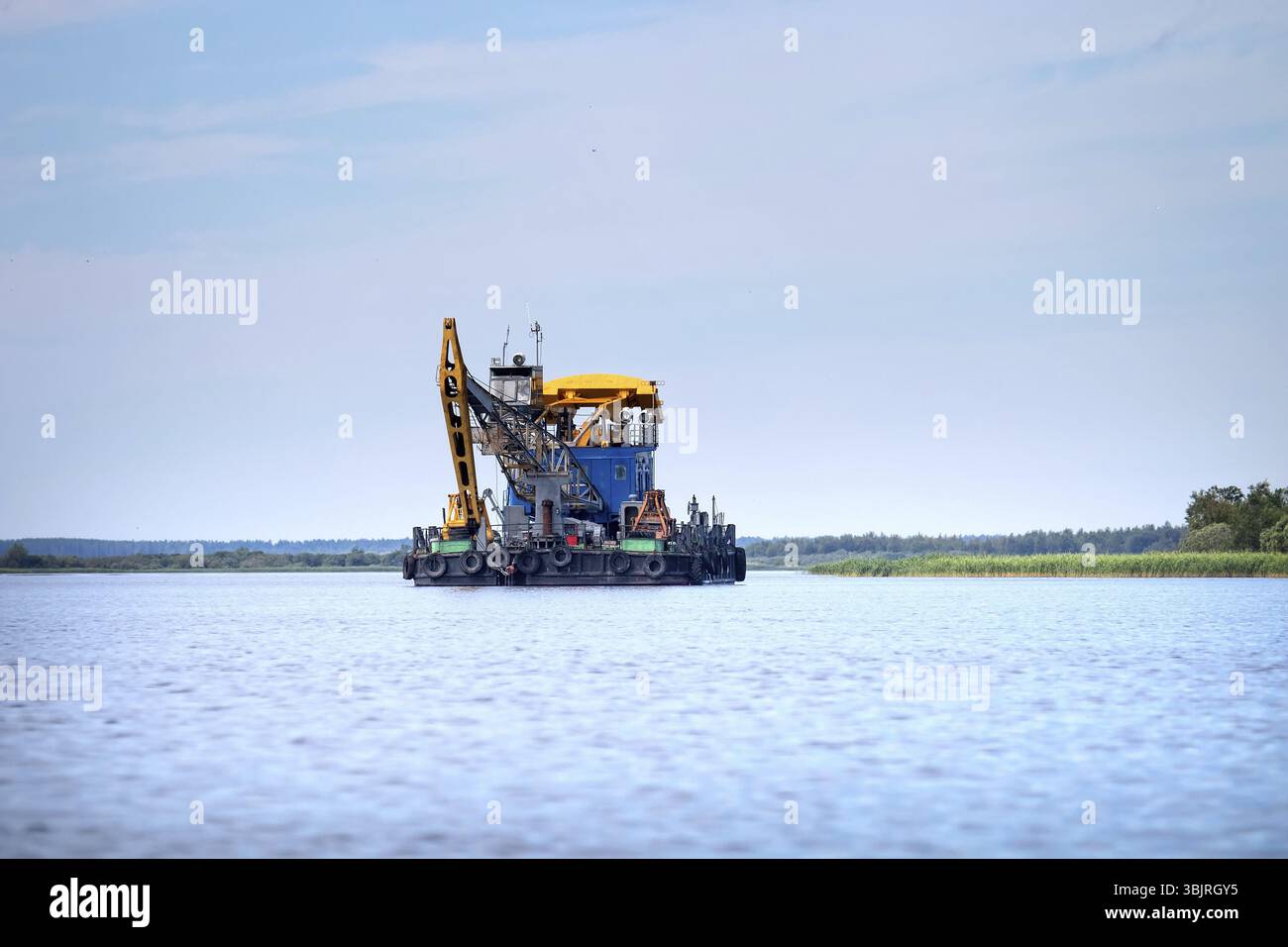 Fließenden Fluss Kran (barge Derrick) in der Weite des Flusses, Estuary, der Fluss Svir, Ladogasee. Russland Stockfoto
