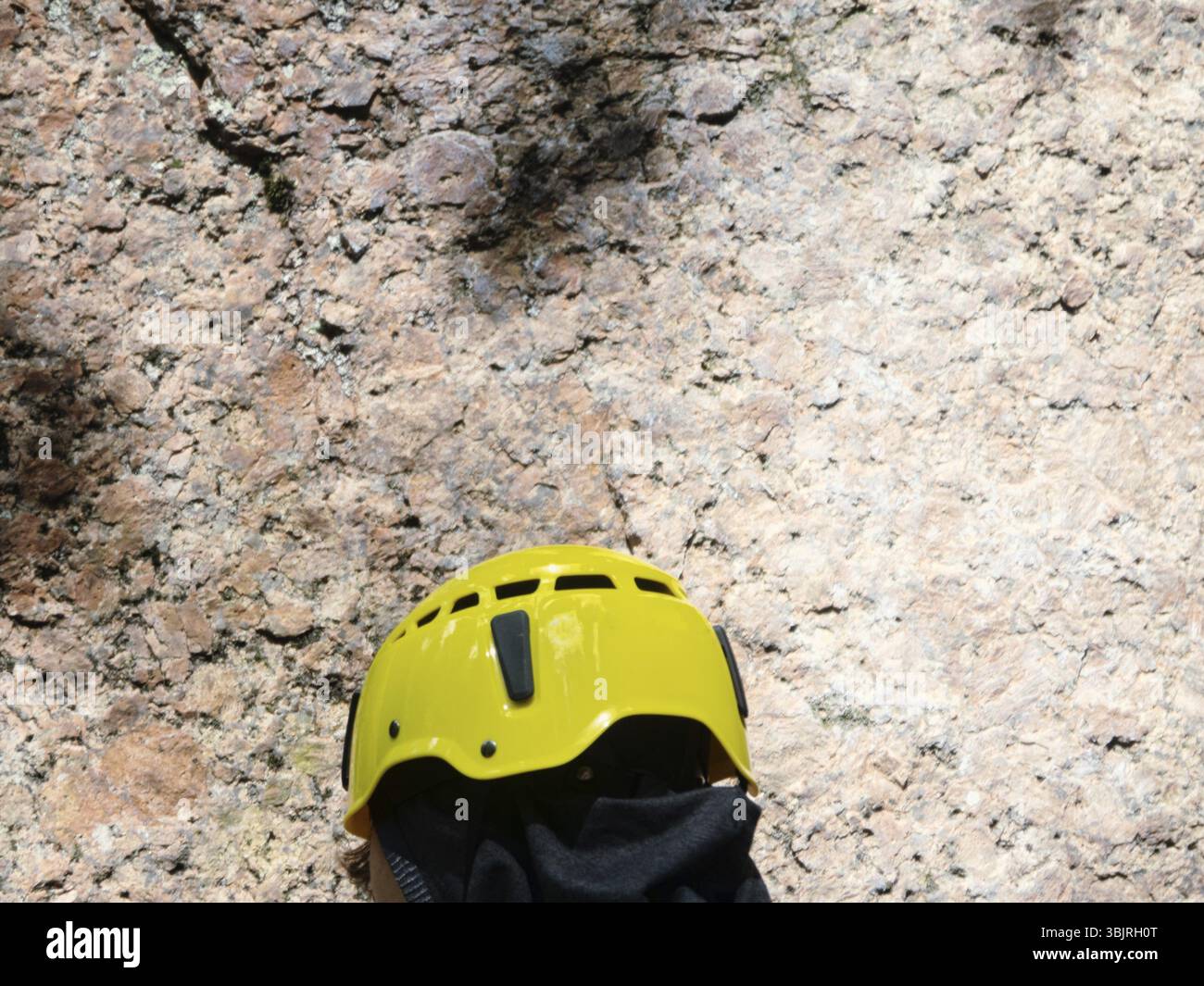 Schutzhelm für gefährliche Arbeiten in der Höhe. Extremsportarten und Arbeiten Stockfoto