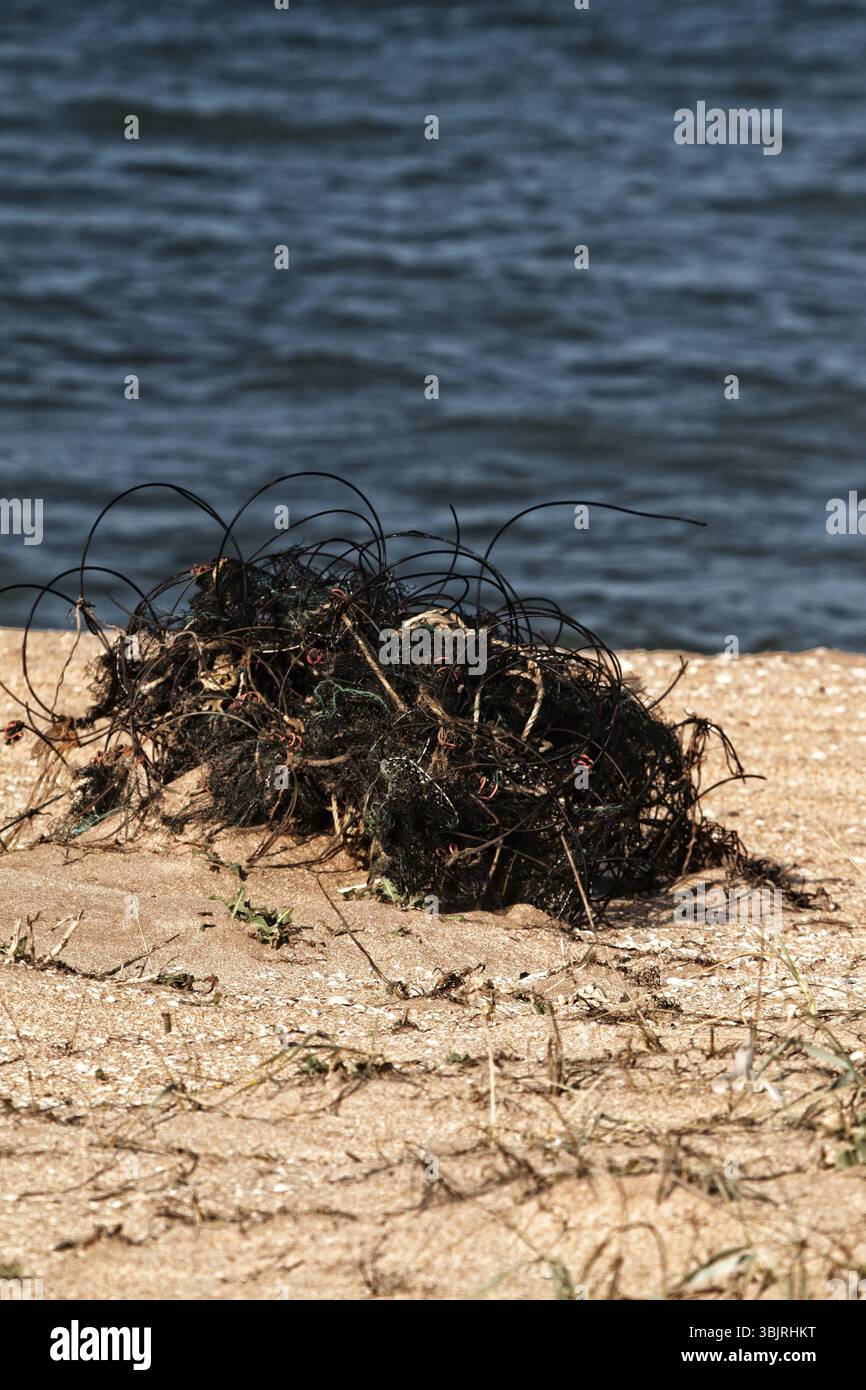 Das fischernetz liegt am Ufer von Wilderern aufgegeben. Billig (Einweg-) Netze verschmutzen Gewässern und viele Fische töten Stockfoto Das fischernetz liegt am Ufer von Wilderern aufgegeben. Billig (Einweg-) Netze verschmutzen Gewässern und viele Fische töten Stockfoto