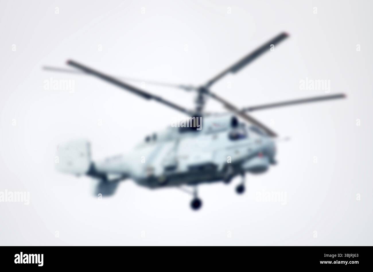 Stark verschwommener Militärhubschrauber in der Luft Stockfoto