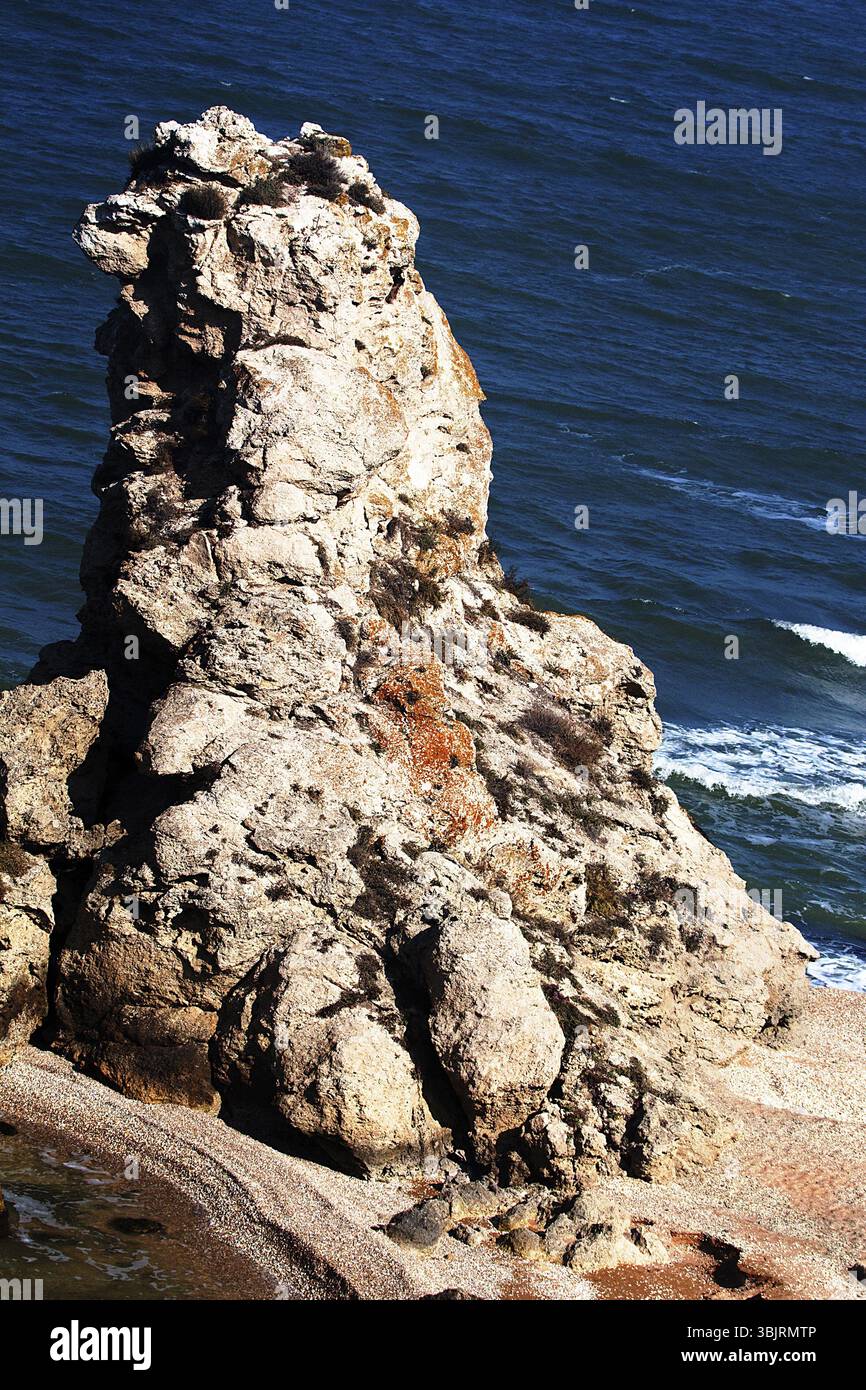 Kalksteinausreißer geht in Form eines Steinkap ins Meer. Küstenerosion von weicheren Felsen. Schöne verloren wenig besuchten Orte für einsame Meditation Stockfoto