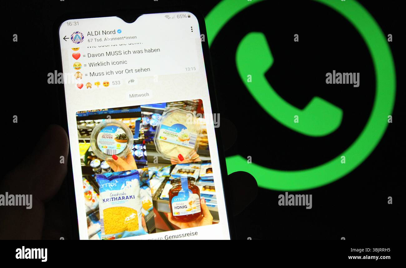 Auf einem Smartphone wurde der Kanal von ALDI NORD auf dem Instant-Messaging-Dienst WhatsApp aufgerufen. Dahinter ist auf einem Laptop das Logo von WhatsApp aufgerufen worden. Symbolbild/Symbolfoto. Schnelsen Hamburg *** der ALDI NORD Kanal des WhatsApp Instant Messaging Service wurde über ein Smartphone dahinter aufgerufen, das WhatsApp Logo wurde auf einem Laptop aufgerufen symbolisches Foto Schnelsen Hamburg Stockfoto