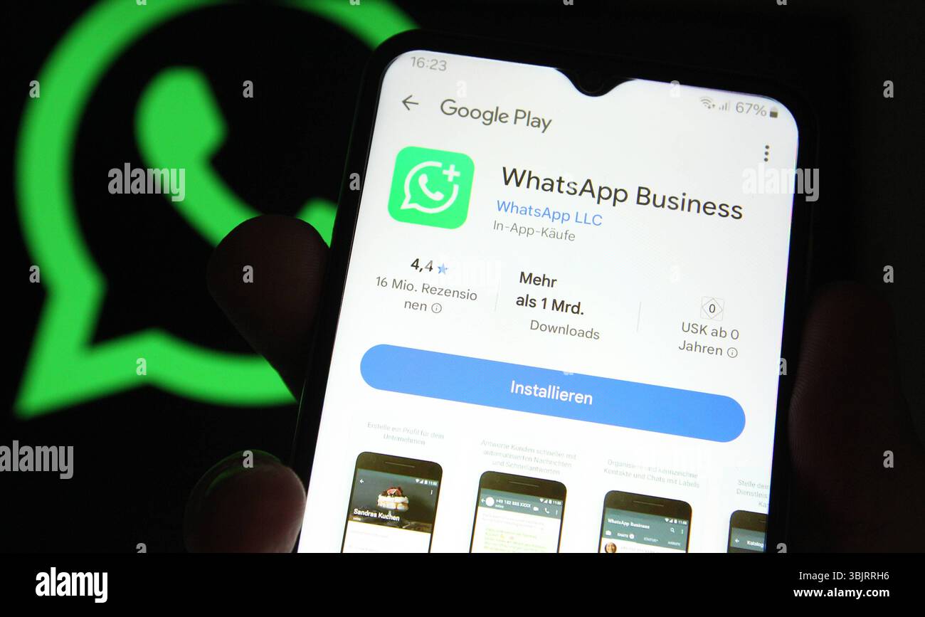 Auf einem Smartphone war der Google Play Store mit der App vom Instant-Messaging-Dienst WhatsApp geöffnet. Dahinter ist auf einem Laptop das Logo von WhatsApp aufgerufen worden. Symbolbild/Symbolfoto. Schnelsen Hamburg *** auf einem Smartphone wurde der Google Play Store mit der dahinter liegenden WhatsApp Instant Messaging Service App eröffnet, auf einem Laptop wurde das WhatsApp Logo aufgerufen Symbol Bild Symbol Foto Schnelsen Hamburg Stockfoto