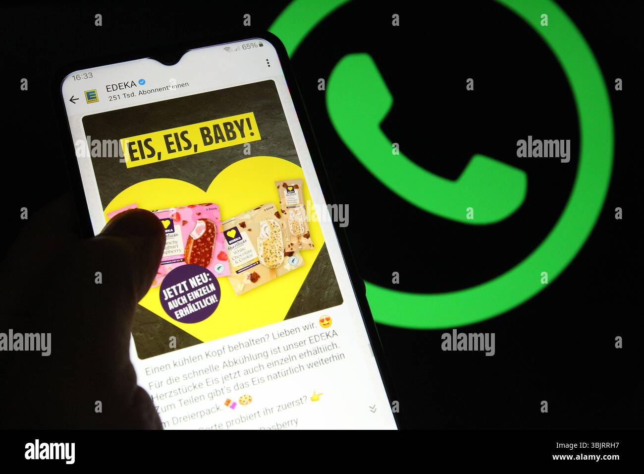 Auf einem Smartphone war der Kanal von EDEKA auf dem Instant-Messaging-Dienst WhatsApp aufgerufen. Dahinter ist auf einem Laptop das Logo von WhatsApp aufgerufen worden. Symbolbild/Symbolfoto. Schnelsen Hamburg *** der EDEKA-Kanal des WhatsApp Instant Messaging Service wurde auf einem Smartphone dahinter aufgerufen, das WhatsApp Logo auf einem Laptop Symbol Bild Symbol Foto Schnelsen Hamburg Stockfoto