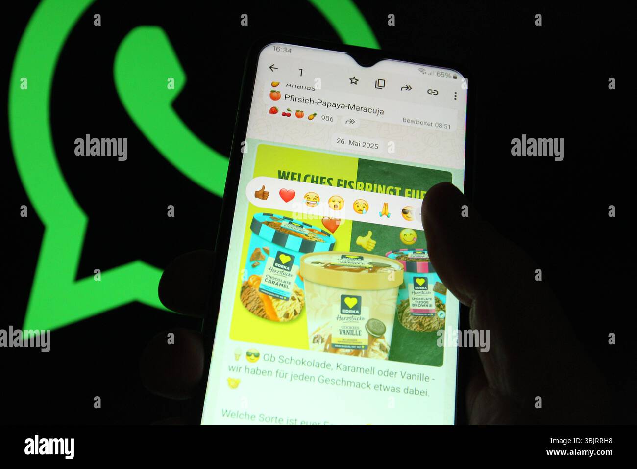 Auf einem Smartphone war der Kanal von EDEKA auf dem Instant-Messaging-Dienst WhatsApp aufgerufen. Dahinter ist auf einem Laptop das Logo von WhatsApp aufgerufen worden. Symbolbild/Symbolfoto. Schnelsen Hamburg *** der EDEKA-Kanal des WhatsApp Instant Messaging Service wurde auf einem Smartphone dahinter aufgerufen, das WhatsApp Logo auf einem Laptop Symbol Bild Symbol Foto Schnelsen Hamburg Stockfoto