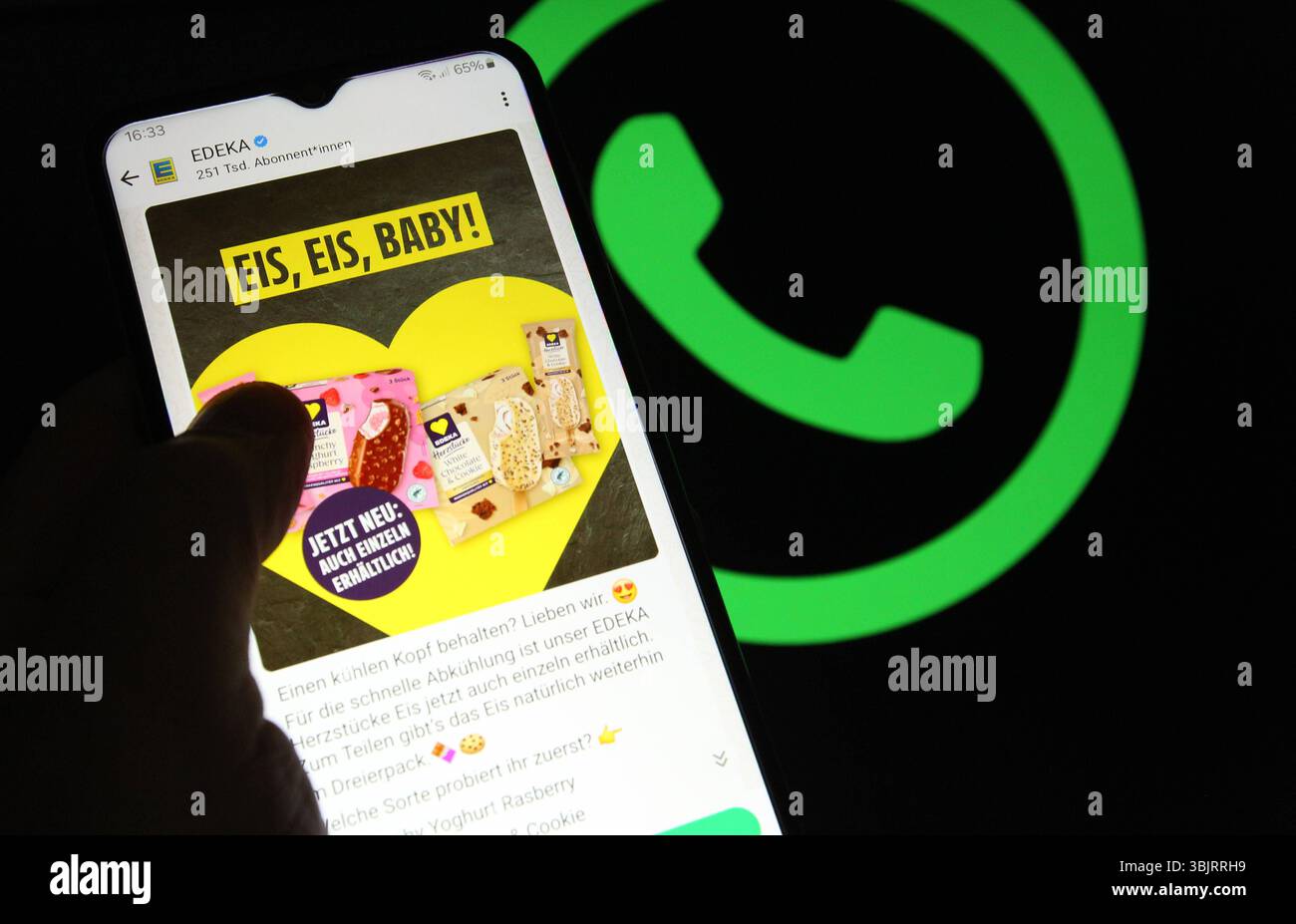 Auf einem Smartphone war der Kanal von EDEKA auf dem Instant-Messaging-Dienst WhatsApp aufgerufen. Dahinter ist auf einem Laptop das Logo von WhatsApp aufgerufen worden. Symbolbild/Symbolfoto. Schnelsen Hamburg *** der EDEKA-Kanal des WhatsApp Instant Messaging Service wurde auf einem Smartphone dahinter aufgerufen, das WhatsApp Logo auf einem Laptop Symbol Bild Symbol Foto Schnelsen Hamburg Stockfoto