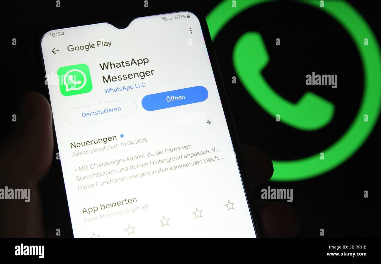 Auf einem Smartphone war der Google Play Store mit der App vom Instant-Messaging-Dienst WhatsApp geöffnet. Dahinter ist auf einem Laptop das Logo von WhatsApp aufgerufen worden. Symbolbild/Symbolfoto. Schnelsen Hamburg *** auf einem Smartphone wurde der Google Play Store mit der dahinter liegenden WhatsApp Instant Messaging Service App eröffnet, auf einem Laptop wurde das WhatsApp Logo aufgerufen Symbol Bild Symbol Foto Schnelsen Hamburg Stockfoto